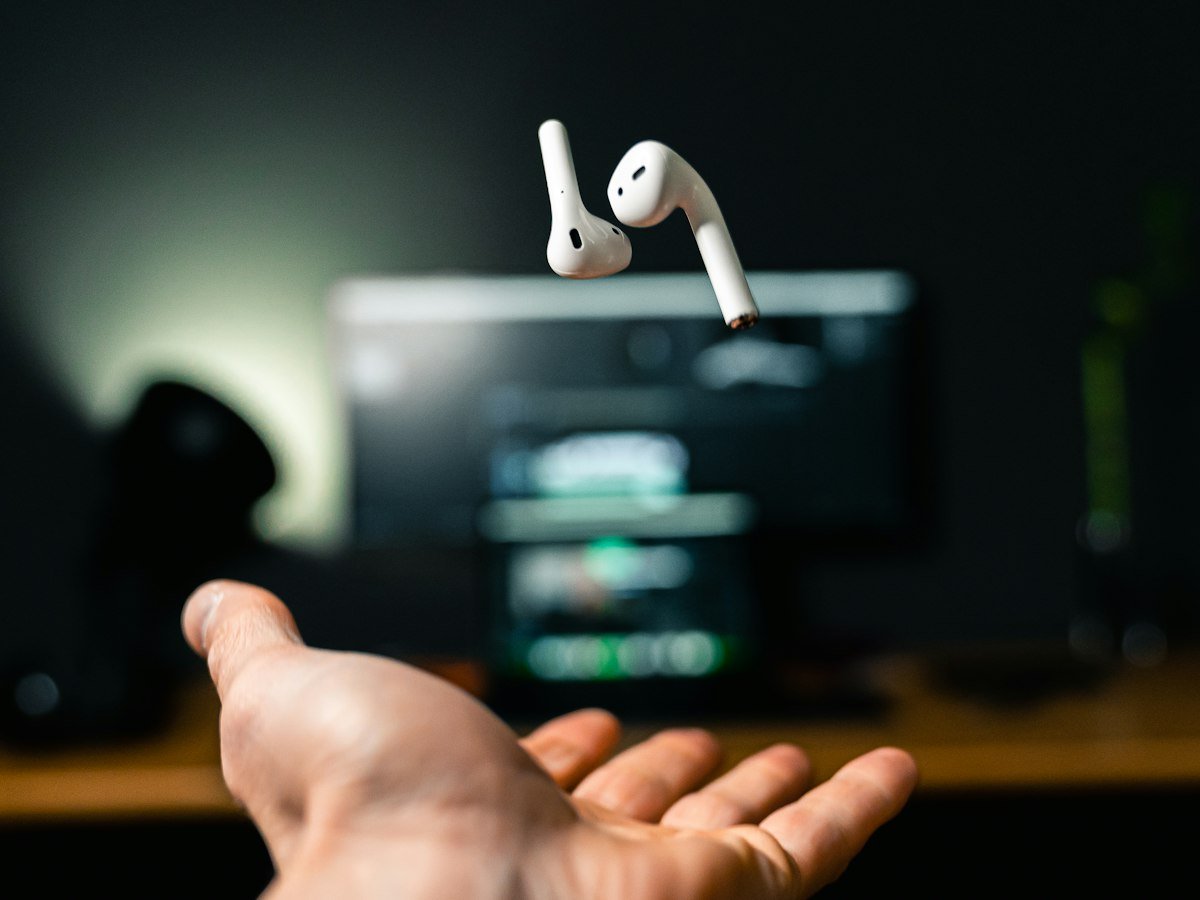Over-Ear Headphones vs Earbuds: Which Fit Your Life?